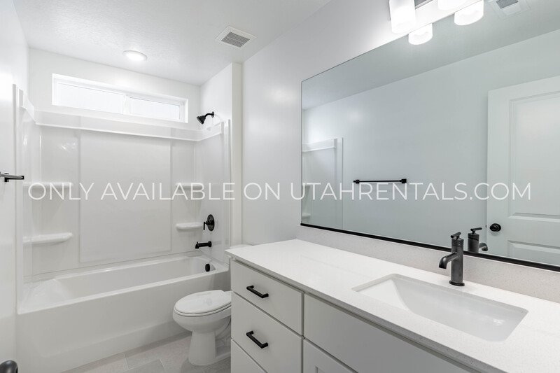 Spacious Brand New Mapleton Townhome – Mountain Views & Modern Comfort property image