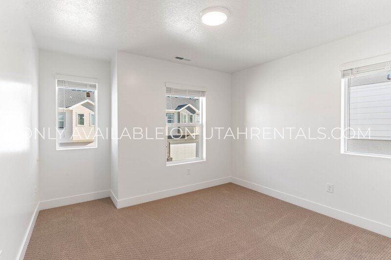 Spacious Brand New Mapleton Townhome – Mountain Views & Modern Comfort property image