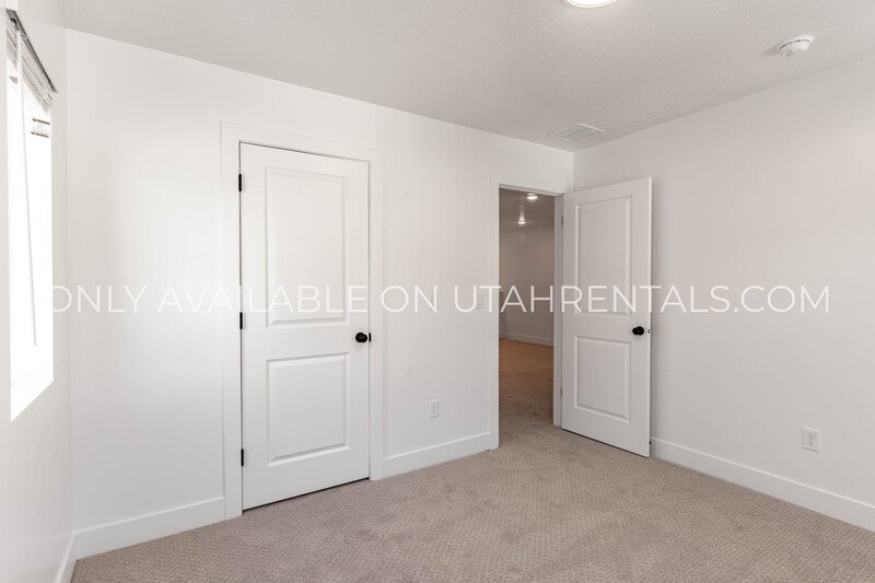 Spacious Brand New Mapleton Townhome – Mountain Views & Modern Comfort property image