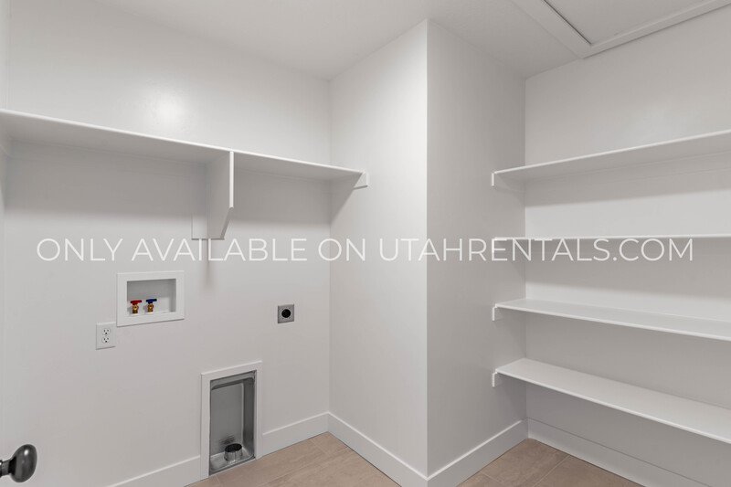 Spacious Brand New Mapleton Townhome – Mountain Views & Modern Comfort property image