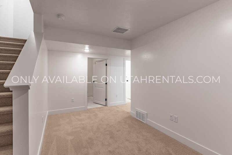 Spacious Brand New Mapleton Townhome – Mountain Views & Modern Comfort property image