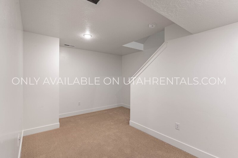 Spacious Brand New Mapleton Townhome – Mountain Views & Modern Comfort property image