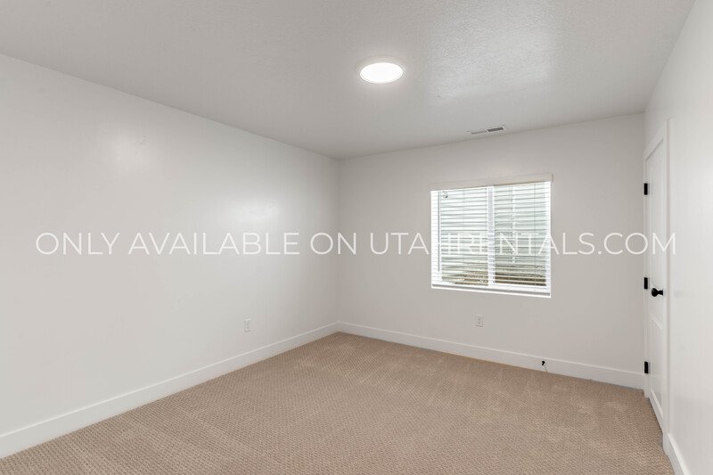 Spacious Brand New Mapleton Townhome – Mountain Views & Modern Comfort property image