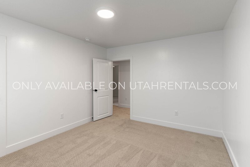 Spacious Brand New Mapleton Townhome – Mountain Views & Modern Comfort property image