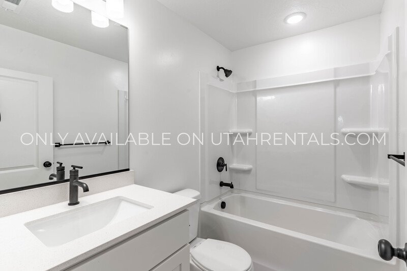 Spacious Brand New Mapleton Townhome – Mountain Views & Modern Comfort property image