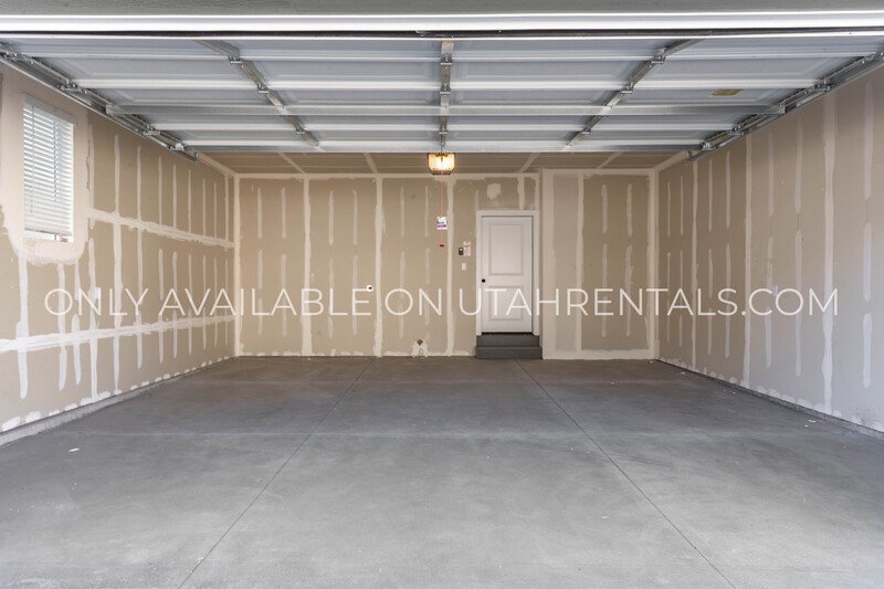 Spacious Brand New Mapleton Townhome – Mountain Views & Modern Comfort property image