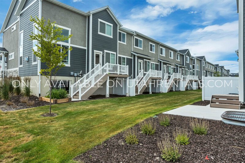 BEAUTIFUL END UNIT LEHI TOWNHOME AT THE EXCHANGE property image