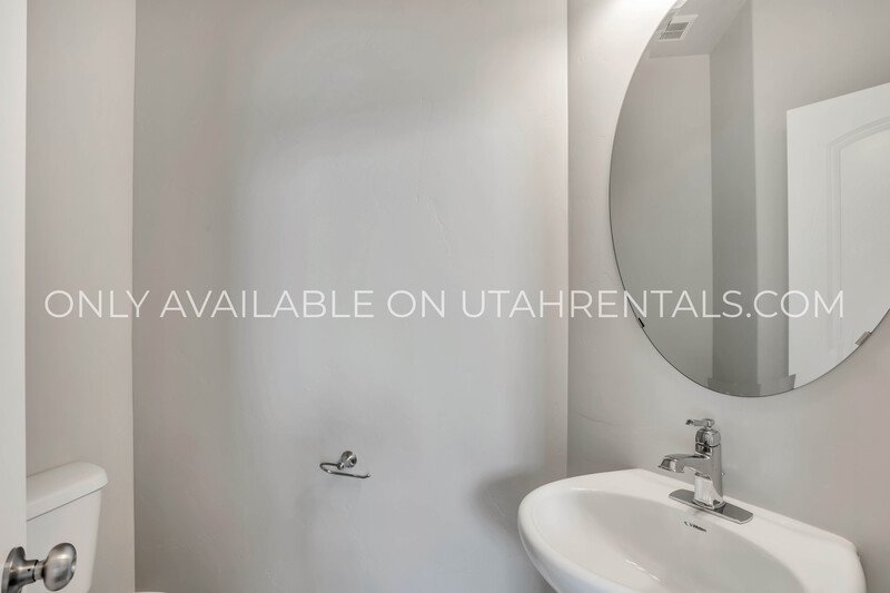 BEAUTIFUL END UNIT LEHI TOWNHOME AT THE EXCHANGE property image