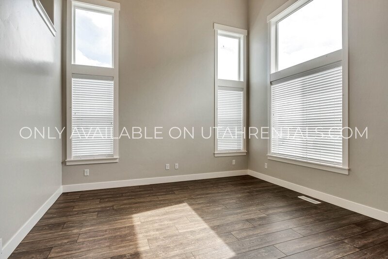 BEAUTIFUL END UNIT LEHI TOWNHOME AT THE EXCHANGE property image