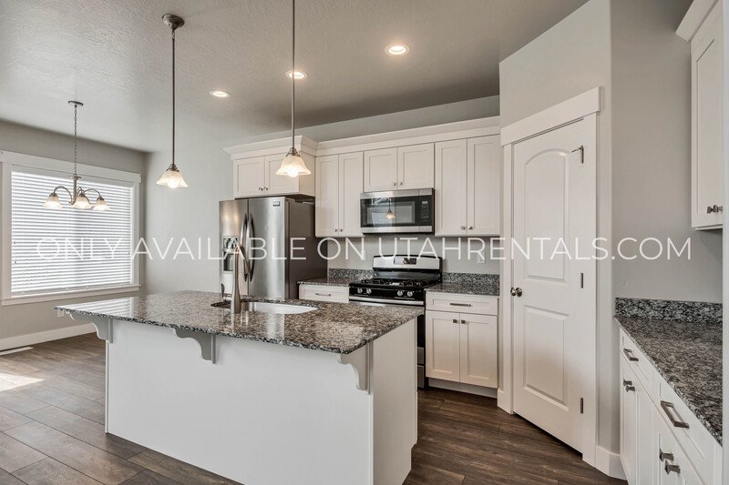 BEAUTIFUL END UNIT LEHI TOWNHOME AT THE EXCHANGE property image