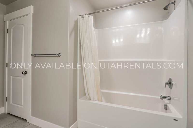 BEAUTIFUL END UNIT LEHI TOWNHOME AT THE EXCHANGE property image