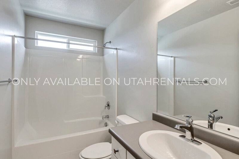 BEAUTIFUL END UNIT LEHI TOWNHOME AT THE EXCHANGE property image