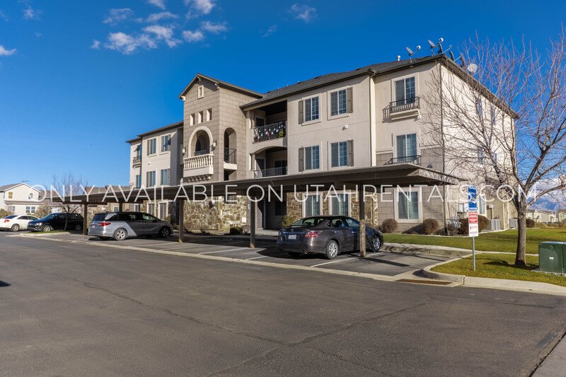 Adorable 3 bed 2 bath condo property image