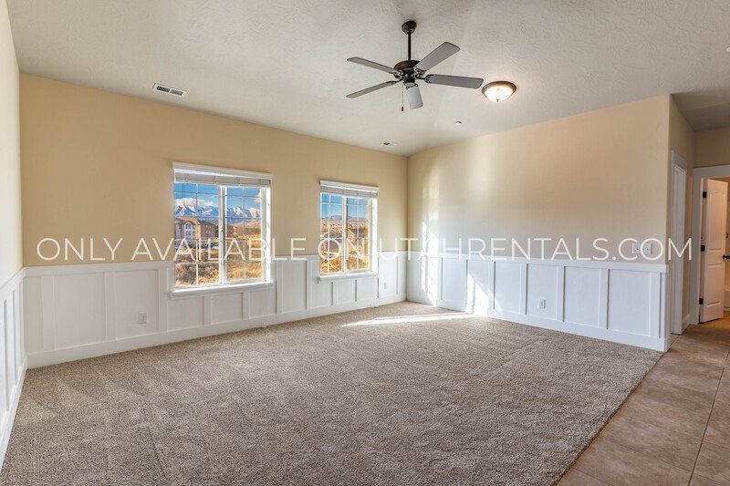 Adorable 3 bed 2 bath condo property image