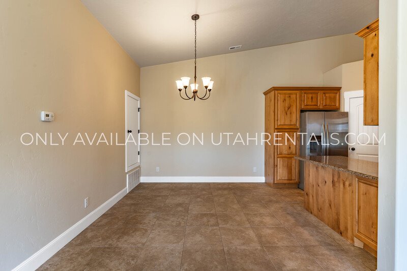 Adorable 3 bed 2 bath condo property image