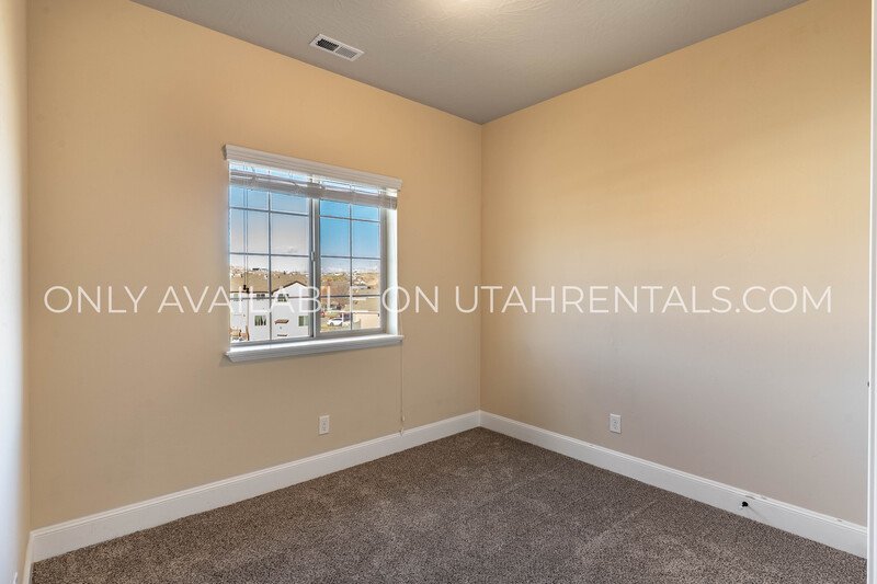 Adorable 3 bed 2 bath condo property image