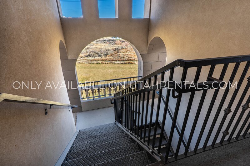 Adorable 3 bed 2 bath condo property image