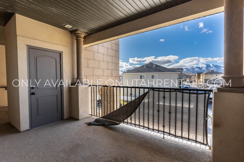 Adorable 3 bed 2 bath condo property image