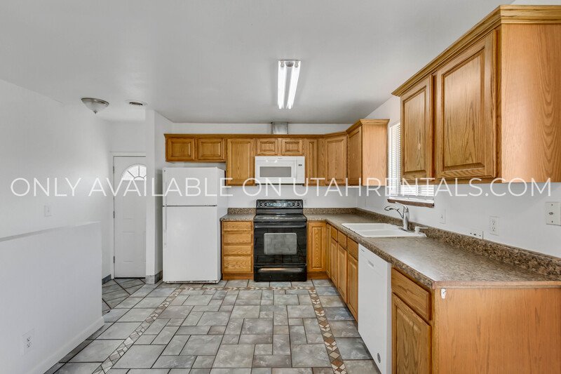 Spacious 5-bedroom home in a convenient West Valley City location! property image