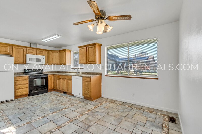 Spacious 5-bedroom home in a convenient West Valley City location! property image