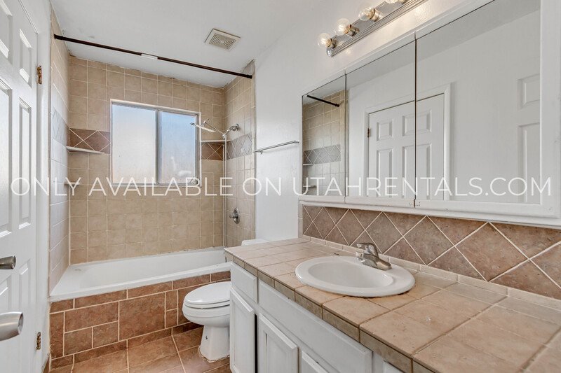 Spacious 5-bedroom home in a convenient West Valley City location! property image