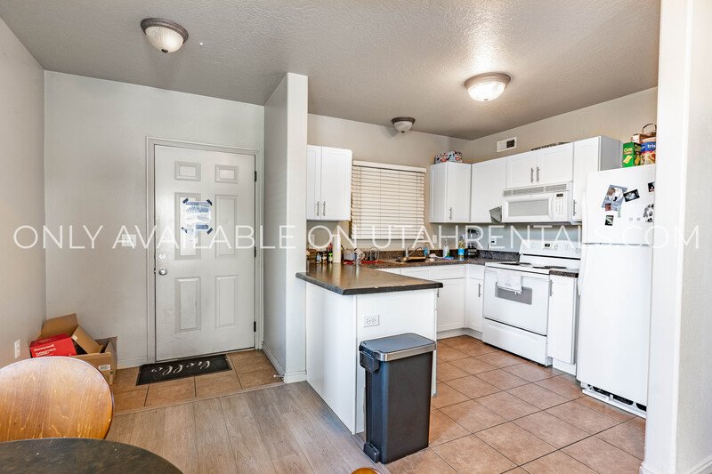 Private Rooms at Lanai H2 property image