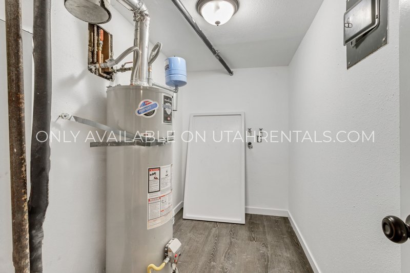 Renovated 2 bed 1 bath apartment property image