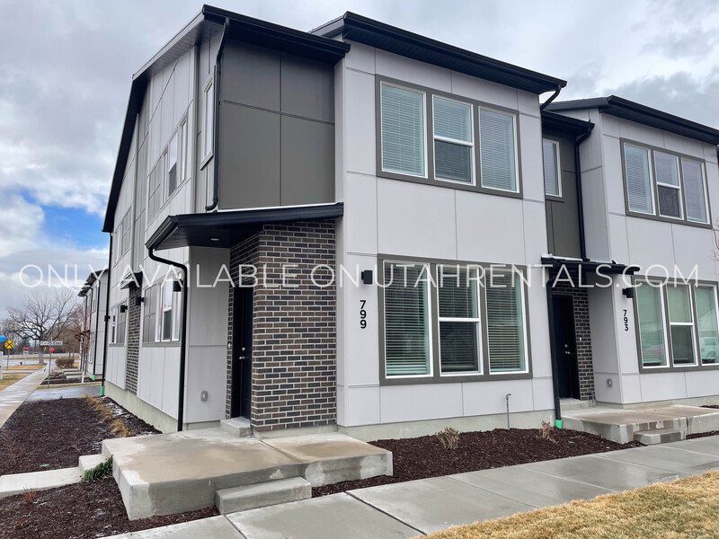 New Townhome in Springville Available now! property image