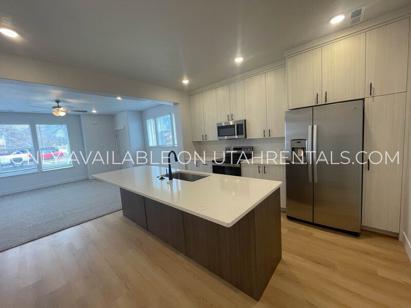 New Townhome in Springville Available now! property image