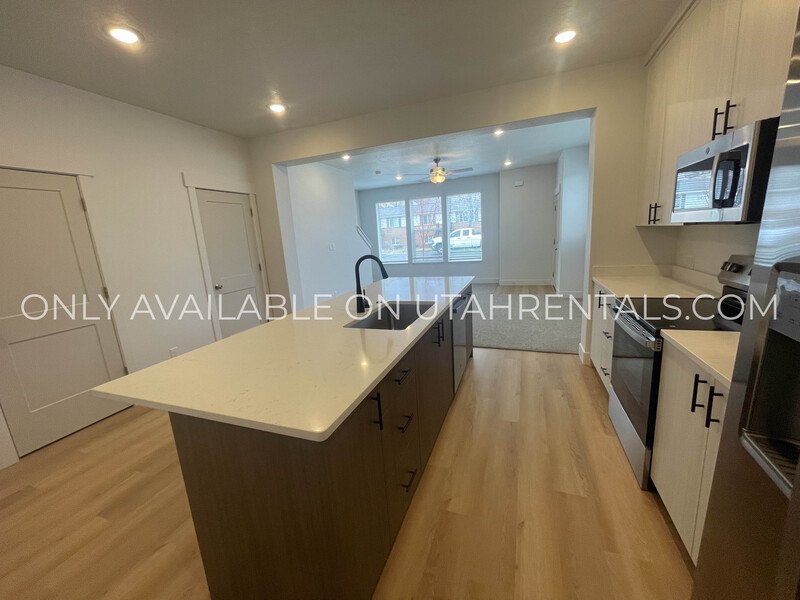 New Townhome in Springville Available now! property image