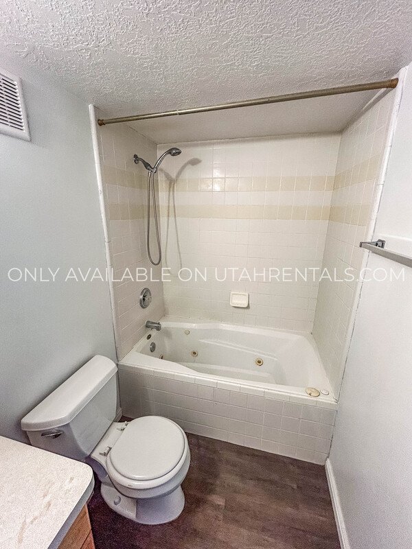 Beautiful 2nd Floor Condo! property image