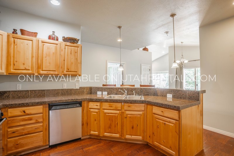 3 Bedroom 2 Bath in Canyon Meadows HOA property image