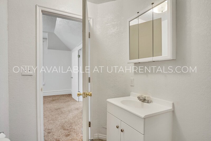 Great 4 bedroom 3 bathroom home in SLC! property image