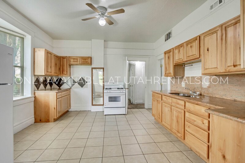 Great 4 bedroom 3 bathroom home in SLC! property image