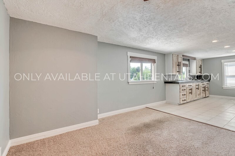 PET FRIENDLY UPSTAIRS UNIT FOR RENT property image