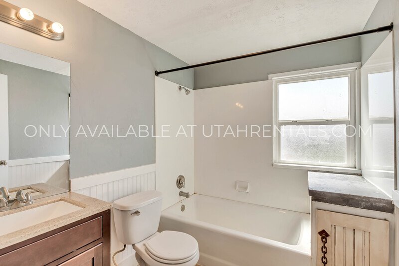 PET FRIENDLY UPSTAIRS UNIT FOR RENT property image