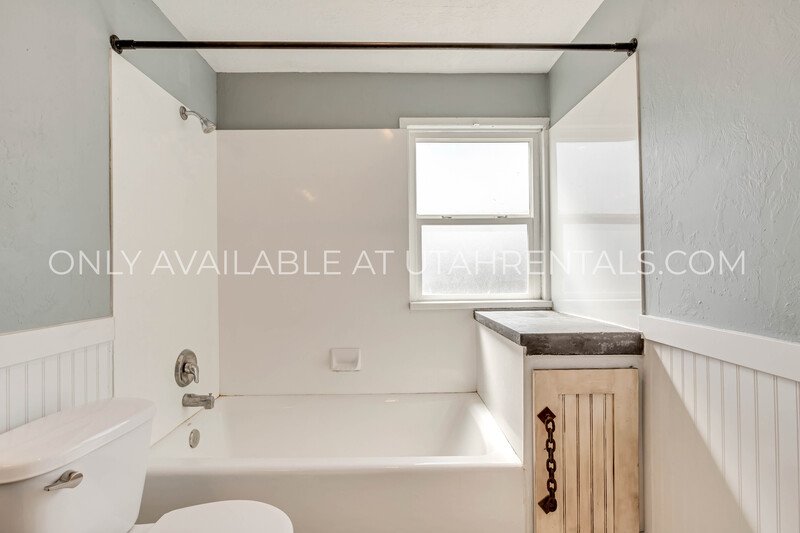 PET FRIENDLY UPSTAIRS UNIT FOR RENT property image