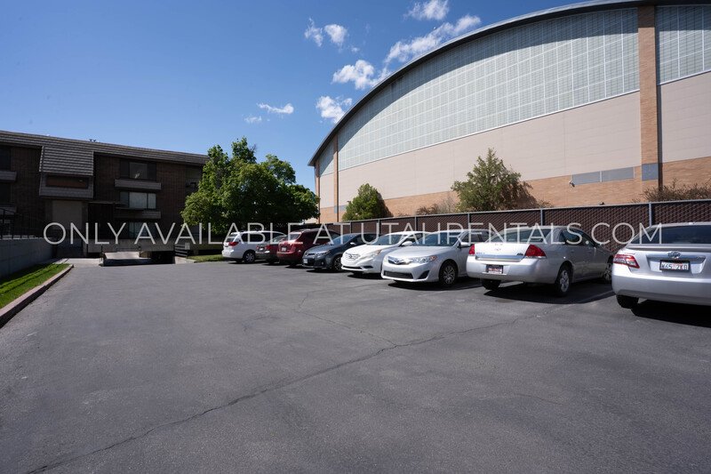Spacious Shared Room Available in Beautiful 2 Bedroom 2 Bath Apartment property image