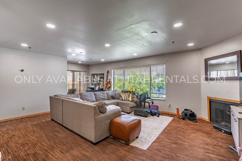Spacious Shared Room Available in Beautiful 2 Bedroom 2 Bath Apartment property image