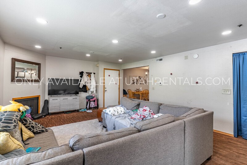 Spacious Shared Room Available in Beautiful 2 Bedroom 2 Bath Apartment property image
