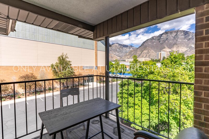 Spacious Shared Room Available in Beautiful 2 Bedroom 2 Bath Apartment property image