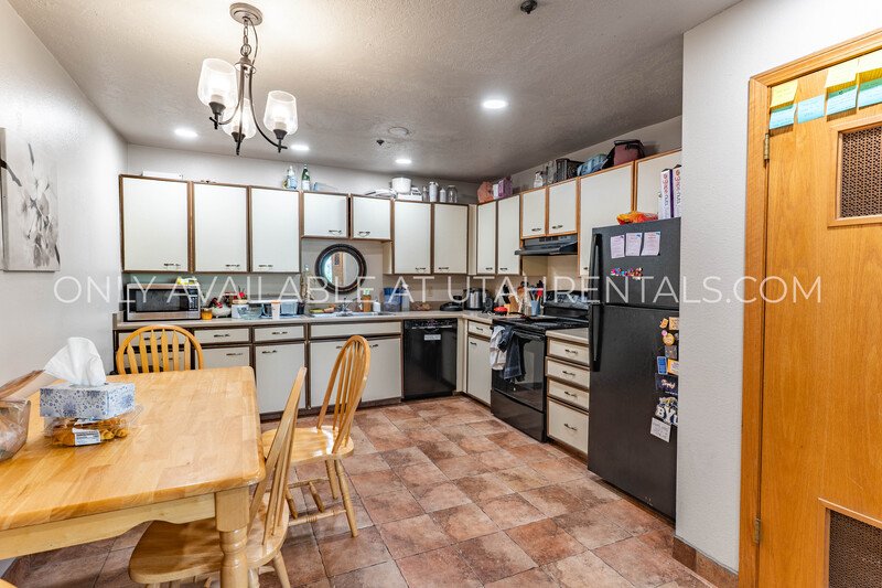 Spacious Shared Room Available in Beautiful 2 Bedroom 2 Bath Apartment property image