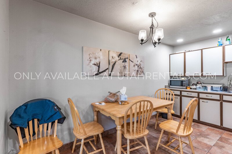 Spacious Shared Room Available in Beautiful 2 Bedroom 2 Bath Apartment property image