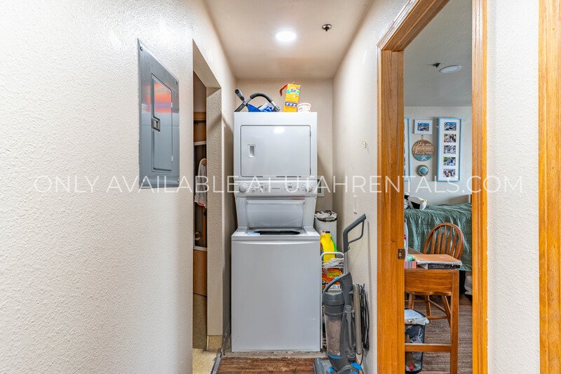 Spacious Shared Room Available in Beautiful 2 Bedroom 2 Bath Apartment property image