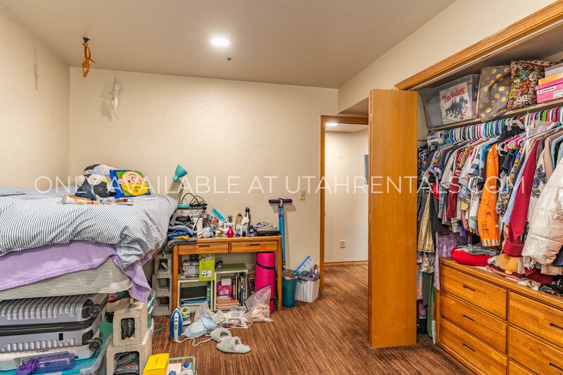 Spacious Shared Room Available in Beautiful 2 Bedroom 2 Bath Apartment property image