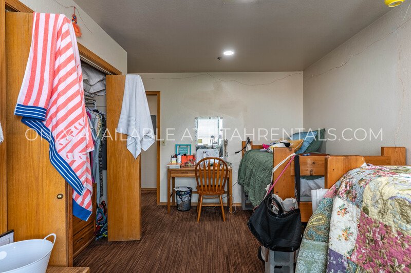 Spacious Shared Room Available in Beautiful 2 Bedroom 2 Bath Apartment property image