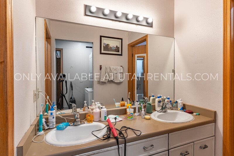 Spacious Shared Room Available in Beautiful 2 Bedroom 2 Bath Apartment property image