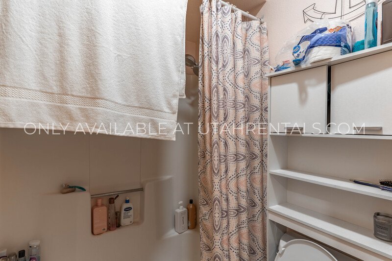 Spacious Shared Room Available in Beautiful 2 Bedroom 2 Bath Apartment property image