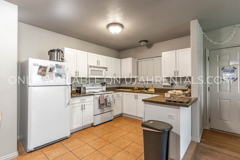 Private Room in Lanai complex property image