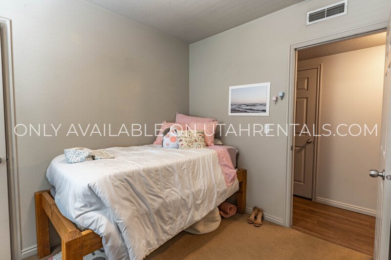 Private Room in Lanai complex property image